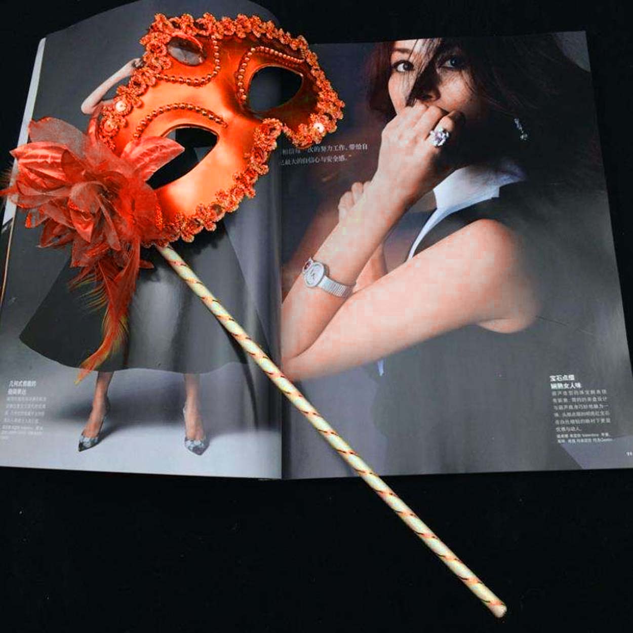 Kırmızı Işıltılı Tutmalı Fotoğraf Çekimi Maskesi 18x29 cm - Görsel 4