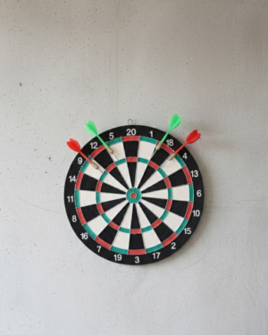 17 İnç Profesyonel Dart Tahtası Dayanıklı Yapı ve 4 Metal Dart Oku