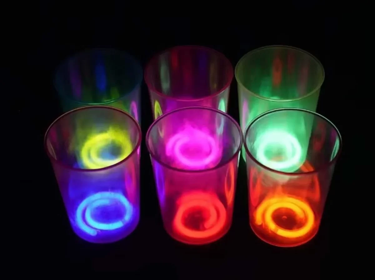 Karanlıkta Yanan Mega Glow Bardaklar 8 Adet - Görsel 4