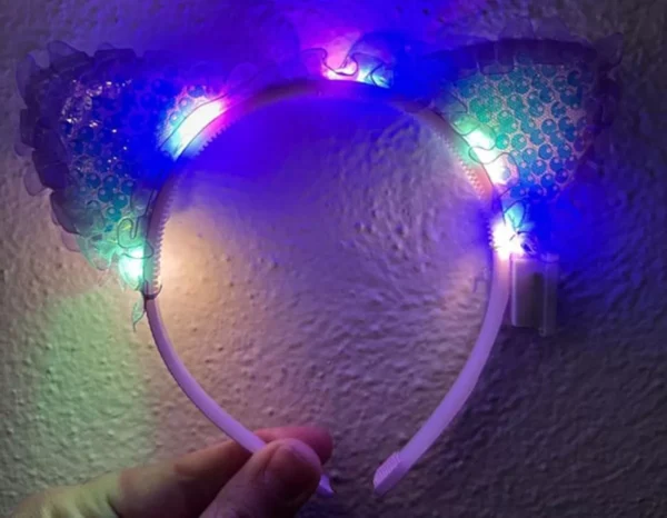 Kenarları Dantelli Mor Pullu Payetli Led Işıklı Kedi Kulak Taç 17x19 cm (4172)
