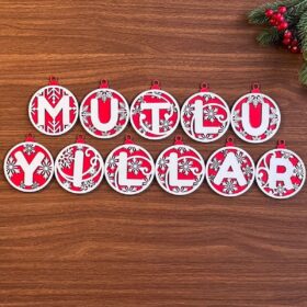 11 Harfli Kırmızı Beyaz İpli MUTLU YILLAR Yazılı Ahşap Yılbaşı Ağaç Süsü (4172)