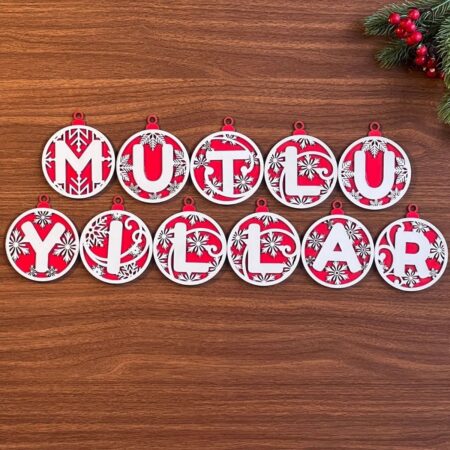 11 Harfli Kırmızı Beyaz İpli MUTLU YILLAR Yazılı Ahşap Yılbaşı Ağaç Süsü (4172)