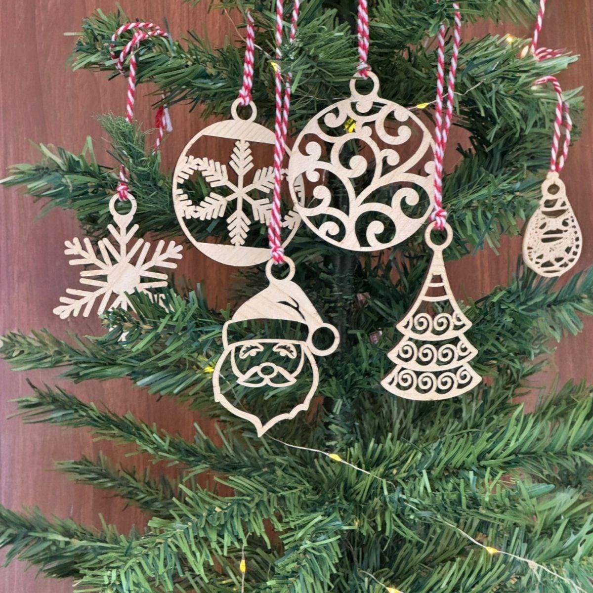 6 Parça Kırmızı Beyaz İpli Noel Babalı ve Kar Tanesi Model Ahşap Yılbaşı Ağaç Süsü (4172)