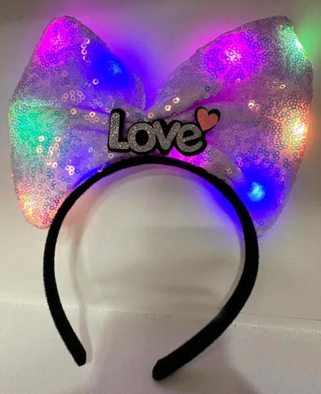 Led Işıklı 3 Farklı Fonksiyonda Yanan Gümüş Love Yazılı Lila Fiyonk Taç 20X17 cm (4172)