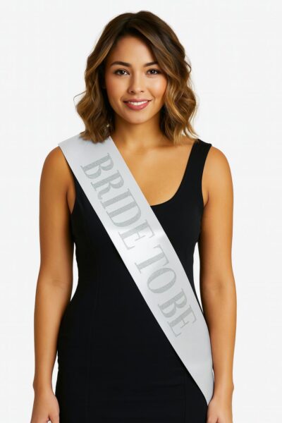 Beyaz Saten Üzerine Kalın Gümüş Yazılı Bride To Be Kuşağı 10 cm Genişlik (4172)