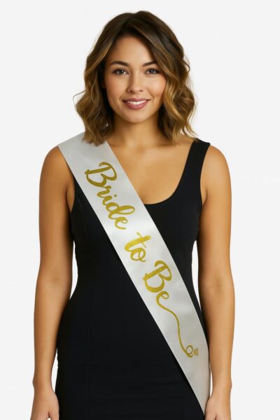 Beyaz Saten Üzerine El Yazısı İtalik Altın Bride To Be Kuşağı 10 cm Genişlik (4172)