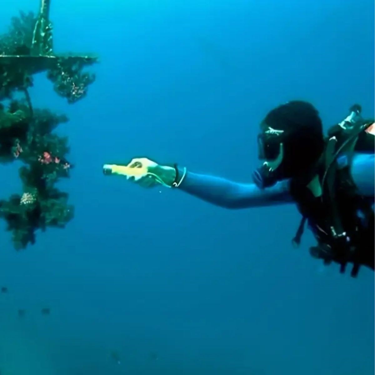 Süper Parlak LED Su Altı Dalış Feneri – Taşınabilir, Su Geçirmez ve Darbeye Dayanıklı El Feneri (4172) - Görsel 4