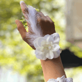 Bride to be Nedime Gelin Bilekliği Tüy ve İnci Boncuk Detaylı Beyaz Renkli Bekarlığa Veda Partisi Bilekliği 10 Adet (K0)