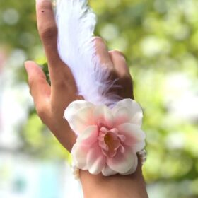 Bride to be Nedime Gelin Bilekliği Tüy ve İnci Boncuk Detaylı Somon Renkli Bekarlığa Veda Partisi Bilekliği 10 Adet (K0)