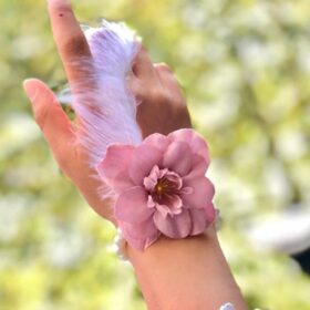 Bride to be Nedime Gelin Bilekliği Tüy ve İnci Boncuk Detaylı Pembe Renkli Bekarlığa Veda Partisi Bilekliği 10 Adet (K0)
