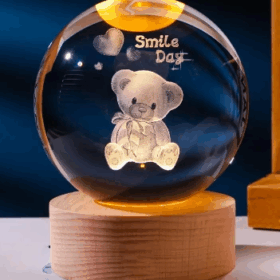 Dekoratif Ayıcık Tasarımlı Ahşap Altlıklı Işıklı Cam Küre Büyük Boy Cam:8cm Ahşap:2cm