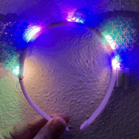 Kenarları Dantelli Mor Pullu Payetli Led Işıklı Kedi Kulak Taç 17x19 Cm