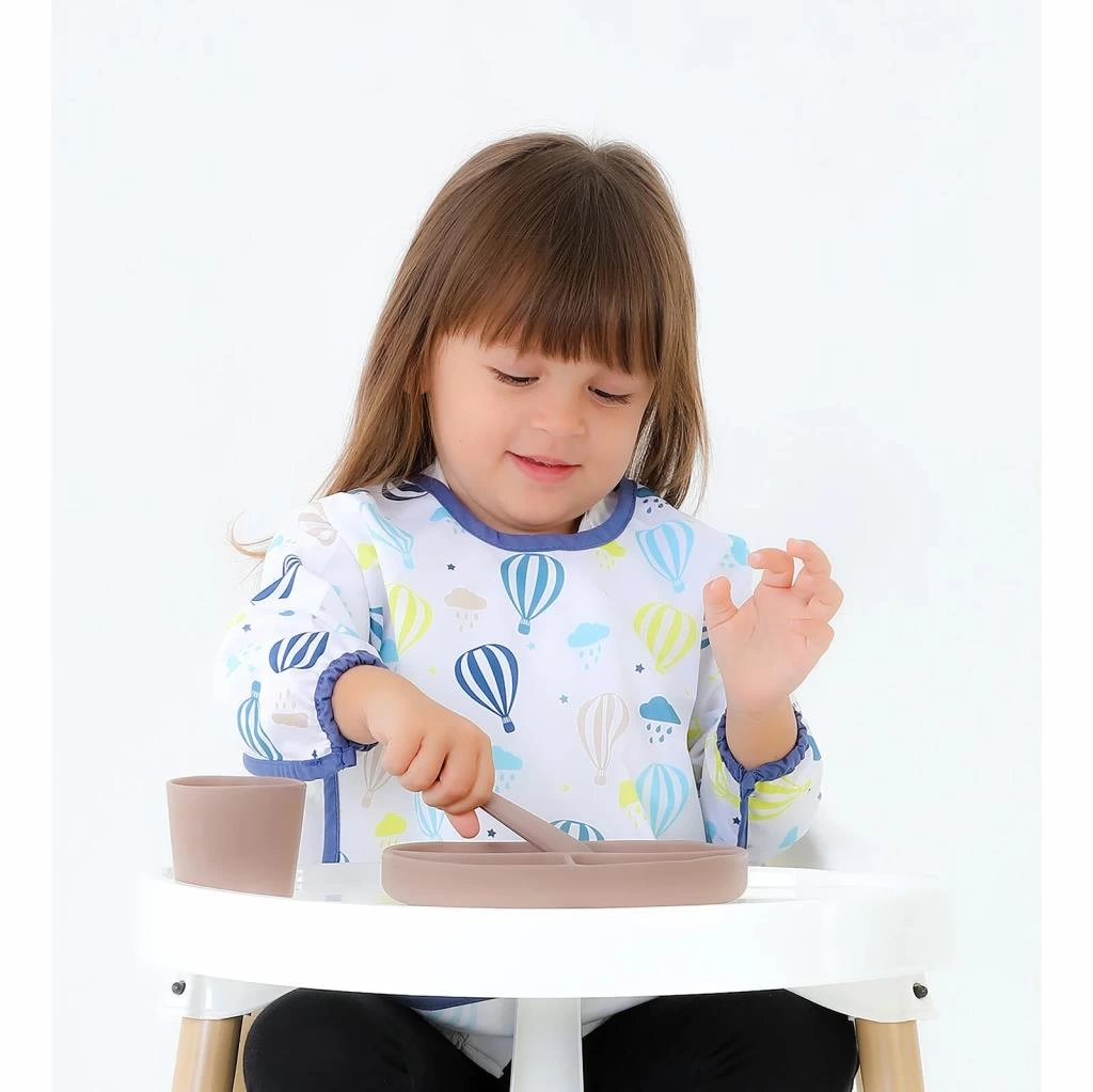 Kollu önlük ile BLW döneminde kıyafetleri koruyan ve özgürce beslenmeyi destekleyen tasarım - Görsel 4