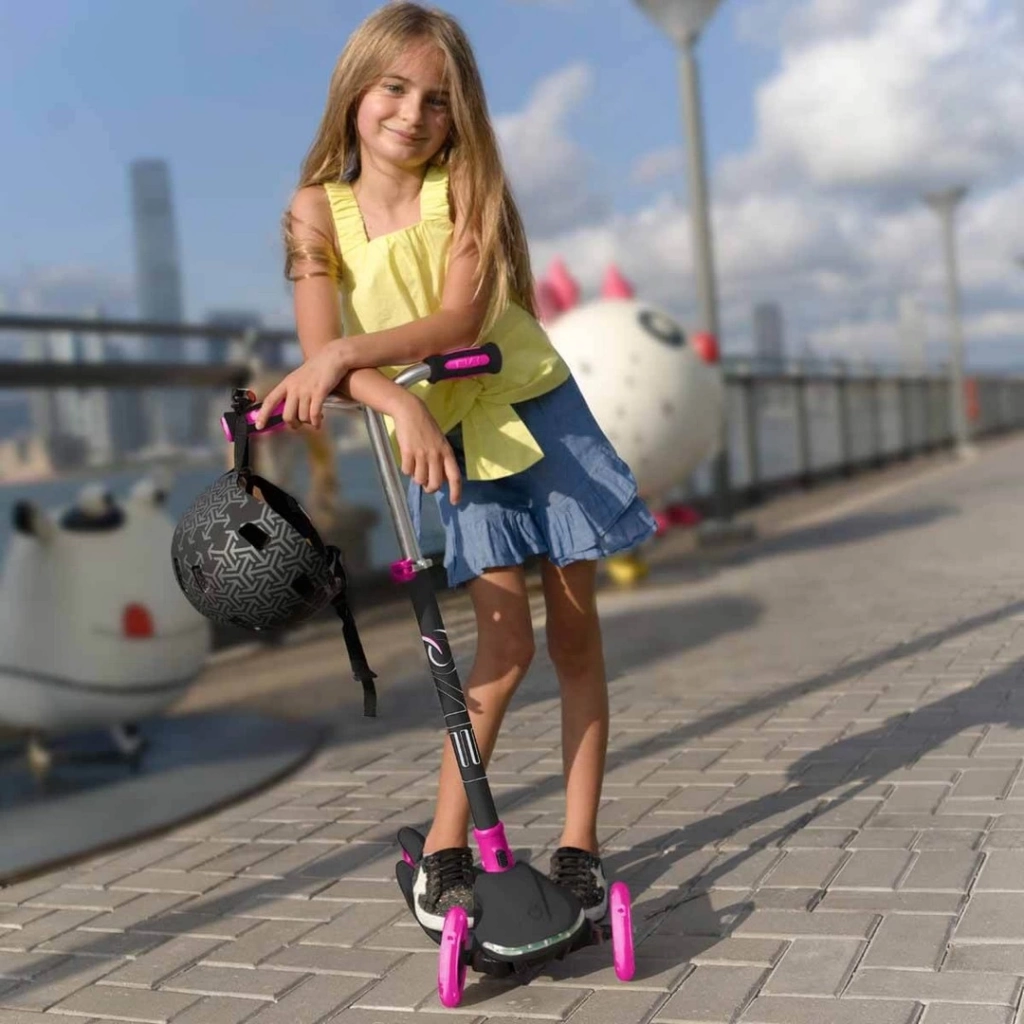 Işıklı Pembe Scooter İle Çocuklara Eğlenceli Sürüş Deneyimi Ve Denge Gelişimi - Görsel 4