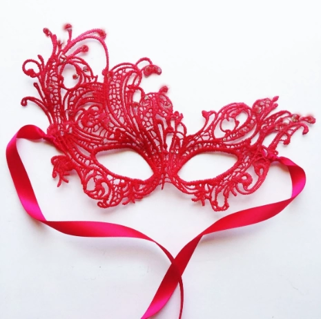 Kırmızı Renk Dantel Örgü İşlemeli Parti Maskesi Model 1 - Görsel 2