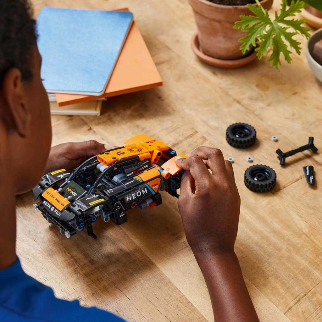 Technic NEOM McLaren Extreme E Race Car 42166 - Görsel 4