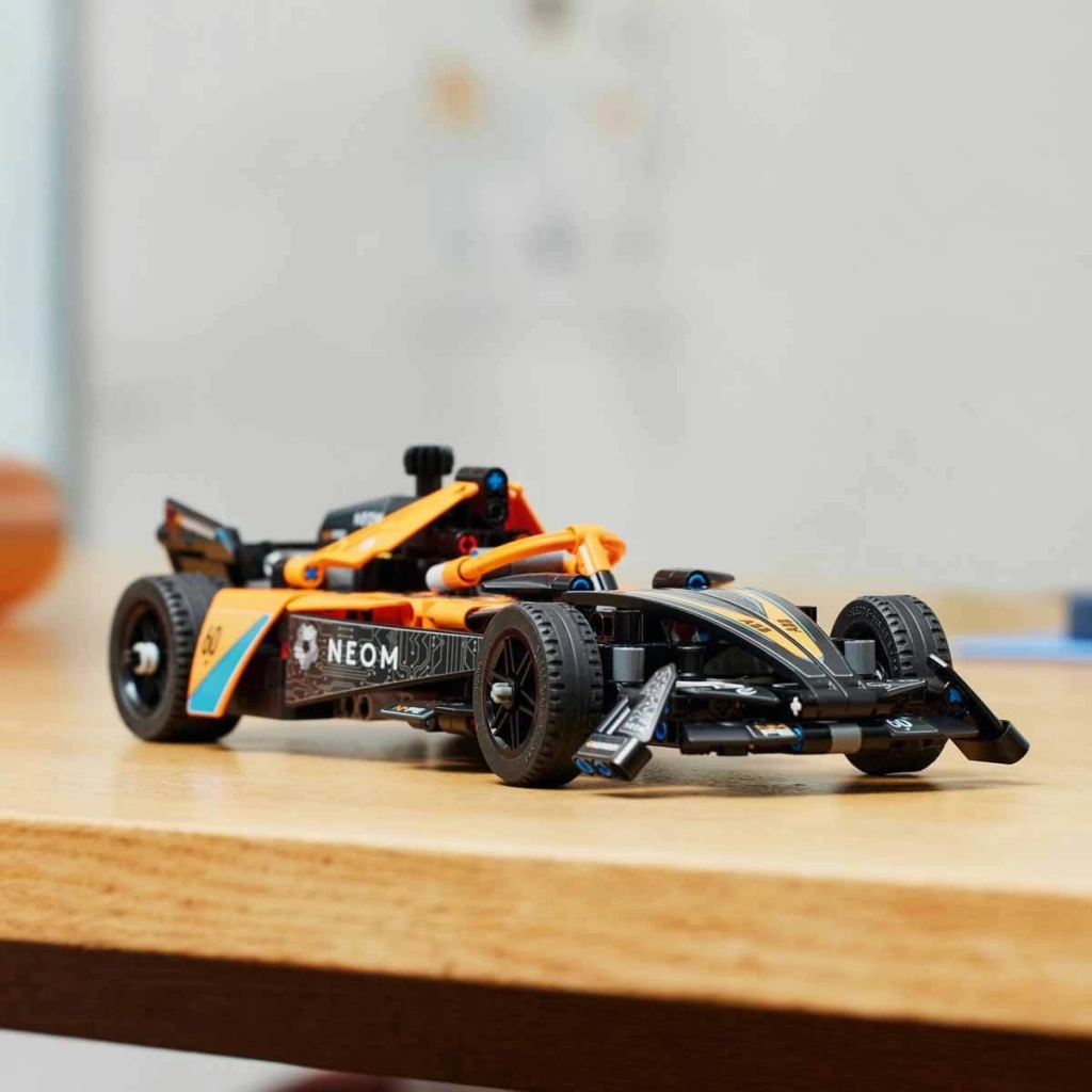 Technic NEOM McLaren Formula E Yarış Arabası 42169 - Görsel 2
