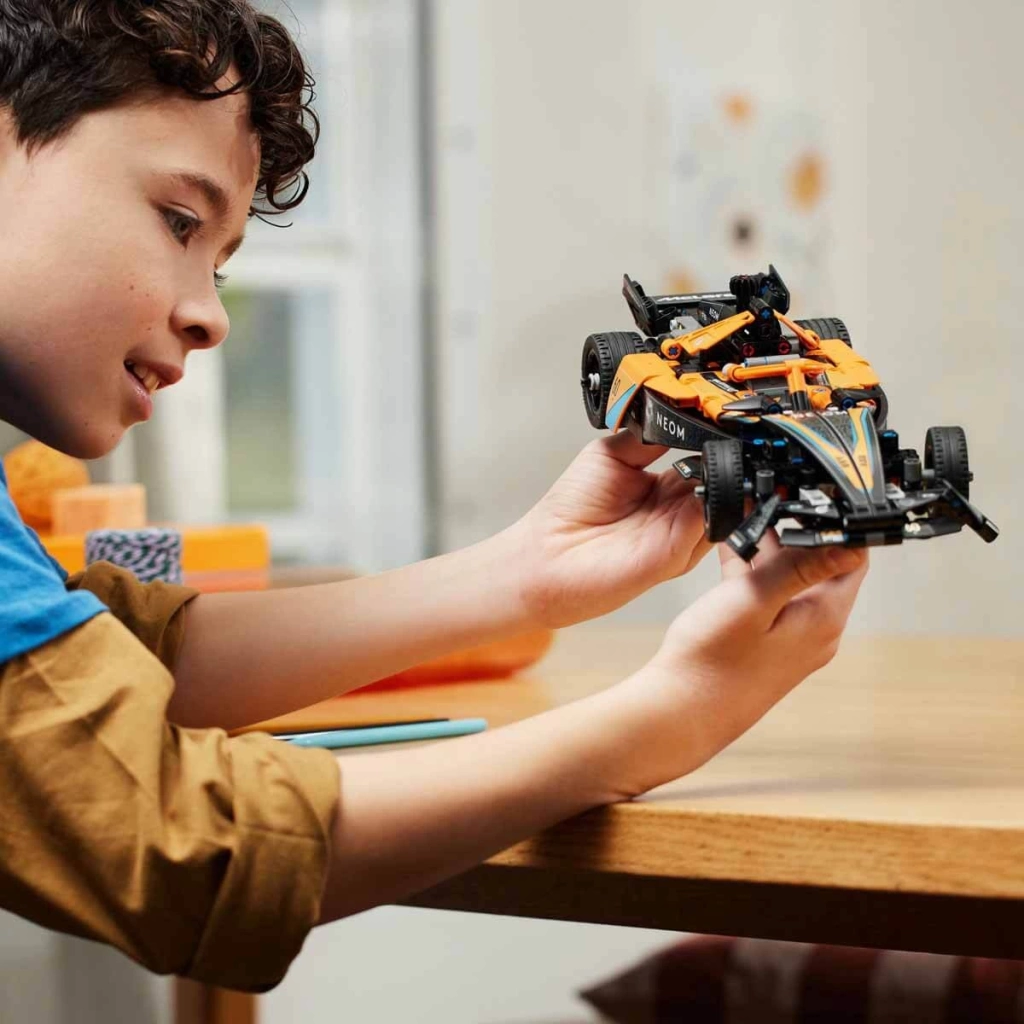 Technic NEOM McLaren Formula E Yarış Arabası 42169 - Görsel 3