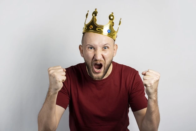 Çocuk Plastik Kral Tacı Altın Renk Yetişkin Boy 55 cm - Görsel 3