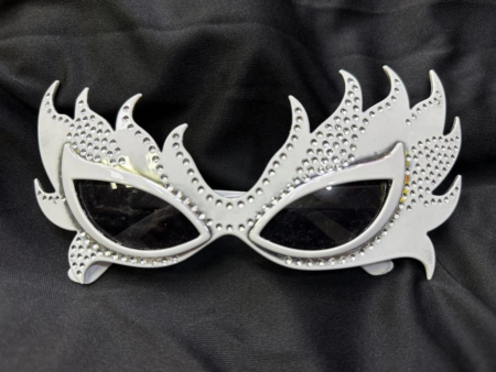 Beyaz alev gözlükle kostüm temalı eğlenceli ve yaratıcı partilerde rol alma keyfi