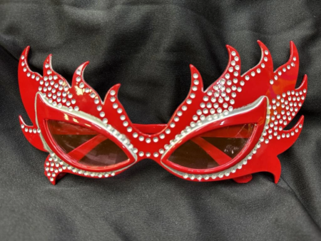 Kırmızı alev gözlükle sosyal etkileşim ve özgüven kazandıran dikkat çekici aksesuar